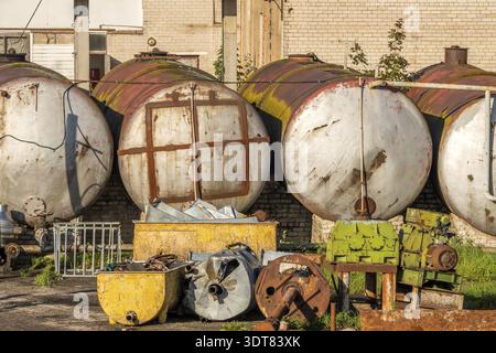 Territorio della zona industriale abbandonata in attesa di pulizia. Spazzatura in un'ex fabbrica Foto Stock