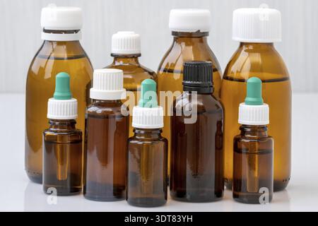 Bottiglie in vetro marrone con medicinali o olio essenziale. Vista ravvicinata Foto Stock