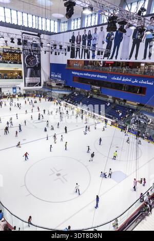 DUBAI, Emirati Arabi Uniti - 7 ottobre: La pista di pattinaggio su ghiaccio del Dubai Mall il 7 ottobre 2012 a Dubai, Emirati Arabi Uniti. Il Dubai Mall è il più grande centro commerciale del mondo con circa 1200 s Foto Stock