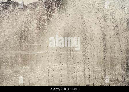 Collage di acqua spruzza dalla fontana nella piazza pubblica durante il giorno della domenica Foto Stock