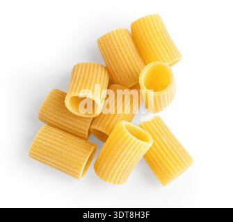 Pasta Rigatoni per creare una pila su una superficie bianca solida Foto Stock