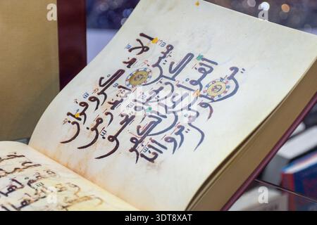Una copia del Sacro Corano nella calligrafia di Abu al Hasan Ali ibn Othman alla Fiera Internazionale del Libro di Abu Dhabi 2024, Emirati Arabi Uniti. Foto Stock