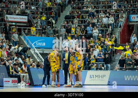 Mikko Riipinen (MHP RIESEN Ludwigsburg, Capo allenatore), Brandon Tischler (MHP RIESEN Ludwigsburg, #24), Elijah Hughes (MHP RIESEN Ludwigsburg, #07), Kenneth Desloovere (MHP RIESEN Ludwigsburg, Co-Coach), Julis Baumer (MHP RIESEN Ludwigsburg, #37), Stefan Smit Foto Stock