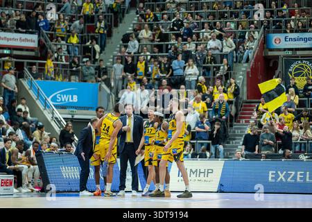 Mikko Riipinen (MHP RIESEN Ludwigsburg, Capo allenatore), Brandon Tischler (MHP RIESEN Ludwigsburg, #24), Elijah Hughes (MHP RIESEN Ludwigsburg, #07), Kenneth Desloovere (MHP RIESEN Ludwigsburg, Co-Coach), Julis Baumer (MHP RIESEN Ludwigsburg, #37), Stefan Smit Foto Stock