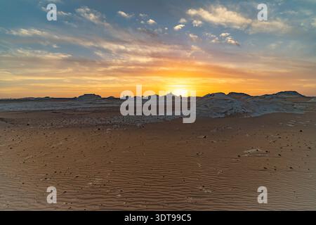 Sonnenuntergang im Nationalpark Weiße Wüste im ägyptischen Teil der Libyschen Wüste, Ägypten, Afrika | tramonto al White Desert National Park, ad esempio Foto Stock