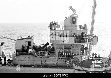 USS Endicott (DMS-35), cacciatorpediniere classe Gleaves della Marina degli Stati Uniti, nel Mare del Giappone durante il servizio attivo nella guerra di Corea fotografato dalla HMS Glory nel 1952/53. La nave fu messa in servizio il 25 febbraio 1943 e prese servizio attivo durante la seconda guerra mondiale. Dopo la guerra di Corea, il 17 agosto 1954 fu dismessa e messa in riserva a San Diego. Endicott è stato riclassificato DD-495 il 15 luglio 1955. Venduto il 6 ottobre 1970 e demolito per essere demolito. Torre di truffa, pistole e ponti con equipaggio sul ponte. Foto Stock