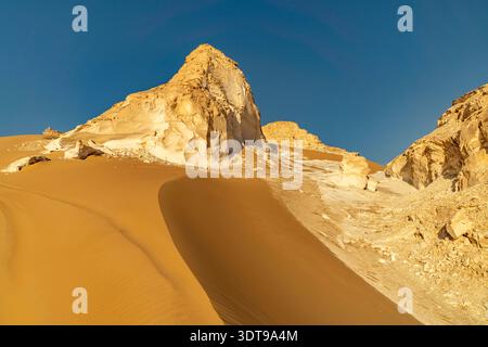 Weiße Wüste Landschaft in der Weißen Wüste im ägyptischen Teil der Libyschen Wüste, Ägypten, Afrika White Desert Landscape, Egitto, Africa *** White De Foto Stock