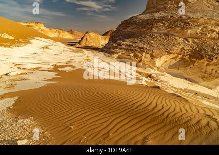 Weiße Wüste Landschaft in der Weißen Wüste im ägyptischen Teil der Libyschen Wüste, Ägypten, Afrika White Desert Landscape, Egitto, Africa *** White De Foto Stock