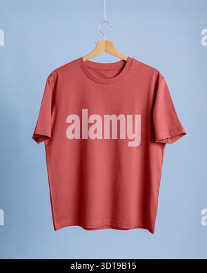 Modello t-shirt in cotone, palette blu ceruleo rosso corallo cremisi, texture tessile di alta qualità, modello sfondo e-commerce, estetica minimalista Foto Stock