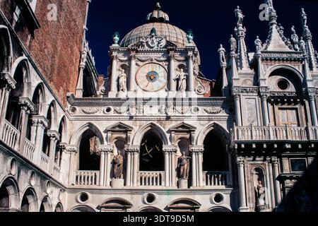 Orologio sulla facciata dell'ala Foscari di Bartolomeo Monarezza nel cortile interno del Palazzo Ducale di Venezia Foto Stock