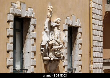 Vecchia statua sulla parete del Municipio della città Vecchia di Corfù, Grecia Foto Stock
