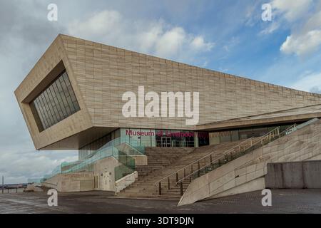 Museum of Liverpool, Mann Island, lungomare di Liverpool. Progettato dagli architetti 3XN, aperto nel 2011. Foto Stock