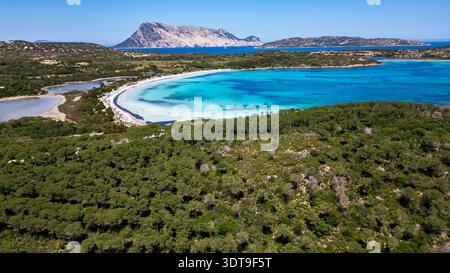 Incredibile scatto con un drone ad angolo alto che cattura la famosa spiaggia di Cala Brandinchi in Sardegna. La foto mostra le vibranti acque turchesi del Mediterraneo Foto Stock
