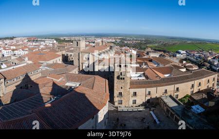 Vista panoramica dal tetto sul centro storico di Cáceres, Estremadura, Spagna, vista da un punto panoramico elevato. Foto Stock