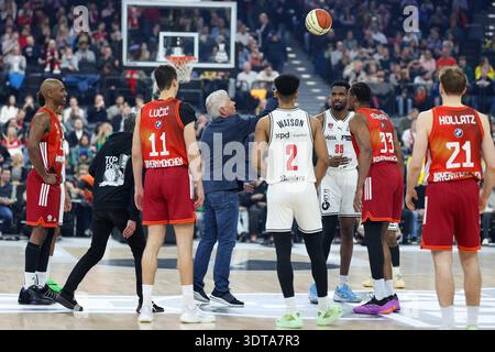 Dieter Reiter (SPD, sindaco di Monaco) lancia la palla, con Isiaha Mike (FC Bayern Basketball, n. 22) e Vladimir Lucic (FC Bayern Basketball, n. 11), con David McCormack (FC Bayern Basketball, n. 33) e Justuz Hollatz (FC Bayern Basketball, n. 21), con Ibrahim Foto Stock