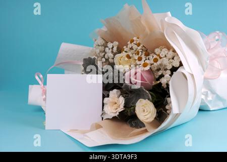 Bouquet di fiori color pastello con carta bianca Foto Stock