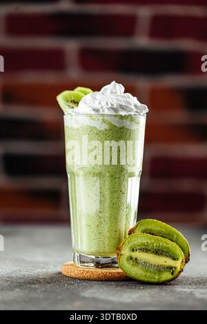 Frullato di kiwi con crema montata Foto Stock