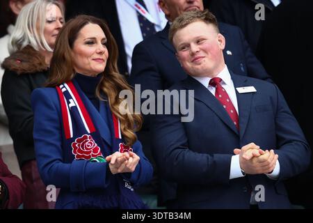 LONDRA, Regno Unito - 21 febbraio 2026: Catherine, Principessa di Galles guarda avanti con fin Baxter d'Inghilterra durante la partita del Guinness Six Nations 2026 tra Inghilterra e Irlanda all'Allianz Stadium di Twickenham (credito: Craig Mercer/ Alamy Live News) Foto Stock