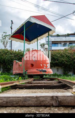 Giro su pista per bambini abbandonata nel defunto parco divertimenti di Ksamil, Albania Foto Stock