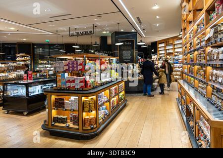 Interni del supermercato gourmet di lusso la grande Épicerie de Paris, 16° arrondissement, Parigi, Francia Foto Stock