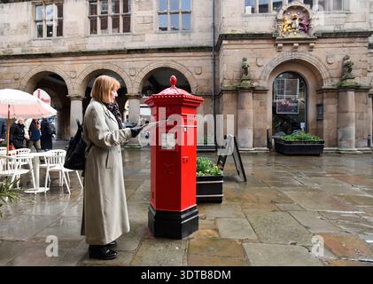 Cassetta per posta esagonale vittoriana progettata dall'architetto Penfold a Shrewsbury, Shropshire, Regno Unito Foto Stock