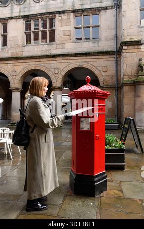 Cassetta per posta esagonale vittoriana progettata dall'architetto Penfold a Shrewsbury, Shropshire, Regno Unito Foto Stock