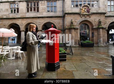 Cassetta per posta esagonale vittoriana progettata dall'architetto Penfold a Shrewsbury, Shropshire, Regno Unito Foto Stock