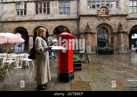 Cassetta per posta esagonale vittoriana progettata dall'architetto Penfold a Shrewsbury, Shropshire, Regno Unito Foto Stock