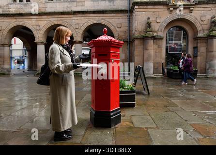 Cassetta per posta esagonale vittoriana progettata dall'architetto Penfold a Shrewsbury, Shropshire, Regno Unito Foto Stock