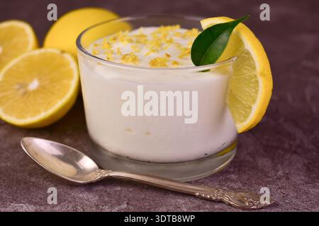 Dolce e aspro, cremoso dessert al limone in bicchieri. Primo piano. Foto Stock