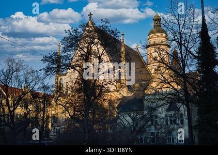 Storica chiesa di San Tommaso a Lipsia al tramonto con vista sulla torre della chiesa e sulla navata, famoso luogo di lavoro di J. S. Bach Foto Stock