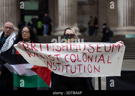 Londra, Regno Unito. 21 febbraio 2026. Gli attivisti pro-Palestina protestarono al British Museum dopo che il museo rimosse i riferimenti alla Palestina dalle sue esposizioni mediorientali. Una mossa condannata dagli studiosi in quello che descrivono come un attacco sistematico all'identità palestinese. Crediti: Richard Bayfield/Alamy Live News Foto Stock