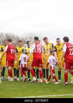 BRACKLEY, INGHILTERRA - 21 FEBBRAIO: Le due squadre stringono la mano prima della partita dell'Enterprise National League tra Brackley Town e Southend United Foto Stock
