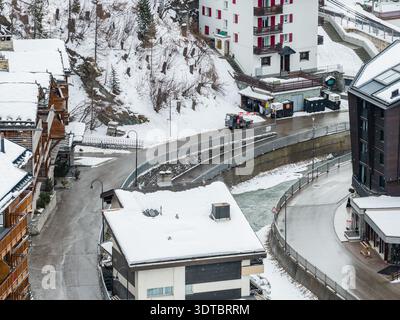 Veduta aerea invernale della strada fluviale di Zermatt con Lodge alpini Foto Stock
