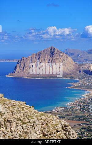 Una splendida vista panoramica del viaggio che cattura l'imponente e iconica montagna del Monte cofano che si innalza ripidamente dal mare, incorniciata da un'ampia e bellissima scogliera Foto Stock