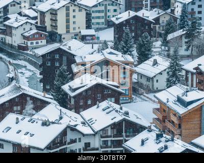 Vista aerea invernale di Zermatt, Svizzera, vicino al Cervino Foto Stock