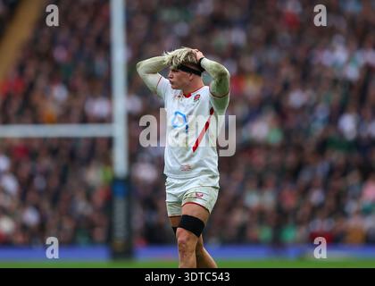 Allianz Arena, Twickenham, London, UK. 21st Feb, 2026. Six Nations Rugby, England versus Ireland; Henry Pollock of England hands in disappointment during the 1st half Credit: Action Plus Sports/Alamy Live News Foto Stock