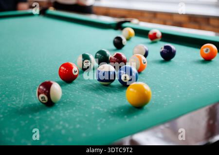 Palline da biliardo colorate sul tavolo da biliardo pronte per la partita nel centro ricreativo Foto Stock
