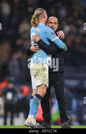 Manchester, Regno Unito. 21 febbraio 2026. PEP Guardiola Manager del Manchester City celebra la vittoria con Erling Håland del Manchester City Pep Guardiola Manager del Manchester City e Erling Håland del Manchester City celebra la vittoria durante la partita Manchester City vs Newcastle United Premier League all'Etihad Stadium di Manchester, Inghilterra il 21 febbraio 2026 Credit: Lee Keuneke/Every Second Media Credit: Every Second Media/Alamy Live News Foto Stock