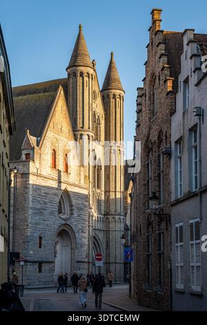 Bruges, Belgio - 14 febbraio 2026: Veduta della Chiesa di nostra Signora (Onze-lieve-Vrouwekerk) illuminata dalla luce del sole pomeridiano nel centro storico Foto Stock