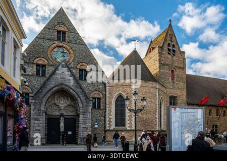 Bruges, Belgio - 14 febbraio 2026: I visitatori si sono riuniti di fronte all'ingresso medievale di Sint-Janshospitaal nel centro storico di Bruges. Foto Stock