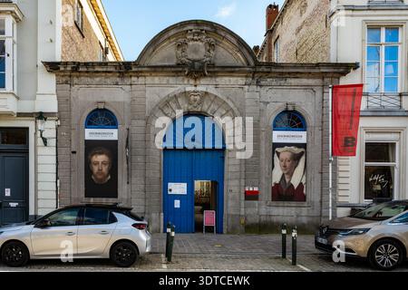 Bruges, Belgio - 14 febbraio 2026: Ingresso del Groeningemuseum con grandi striscioni ritratti sulla facciata nel centro storico di BR Foto Stock