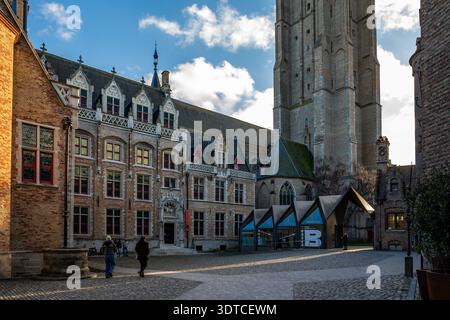 Bruges, Belgio - 14 febbraio 2026: Edifici storici in mattoni e il moderno padiglione d'ingresso del Museo Gruuthuse accanto alla Chiesa di nostra Signora i. Foto Stock