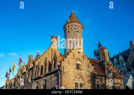 Bruges, Belgio - 14 febbraio 2026: Storico Gruuthusemuseum con trampolini e torre vicino alla Chiesa di nostra Signora nel centro medievale di Brug Foto Stock