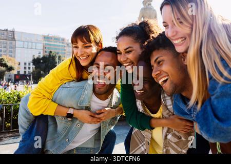 Amicizia multirazziale con giovani persone diverse che si divertono insieme all'aperto Foto Stock