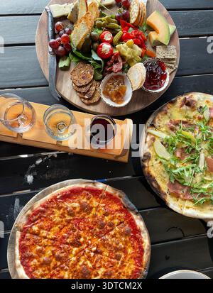 Pranzo a base di pizza, un tagliere di formaggi e degustazione di vini Omata Wine Estate fuori dalla città di Russell, Bay of Islands, nuova Zelanda. Foto Stock