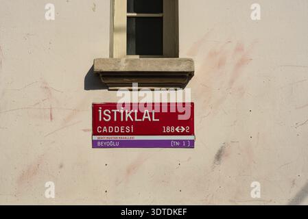 Istanbul, Turchia. 18 settembre 2021 cartello di via Istiklal in Piazza Taksim nel trafficato quartiere dello shopping di Beyoglu sul lato europeo di Istanbul Foto Stock