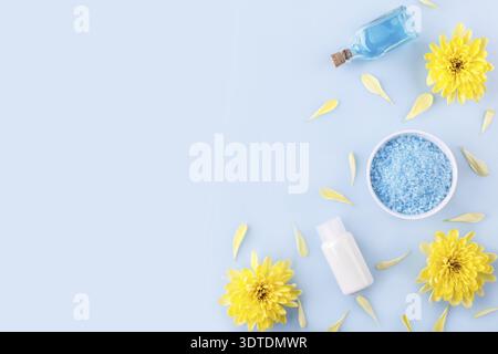 Ambiente benessere, aromaterapia salute e benessere su sfondo blu, spazio copia piatto, sale marino blu, olio, crema Foto Stock