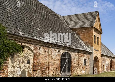 Vecchio edificio abbandonato fatto di mattoni rossi. Un bellissimo castello medievale in rovina. Antiche rovine di mattoni rossi Foto Stock