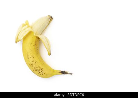 Banana matura sbucciata su sfondo bianco, spazio per la copia Foto Stock